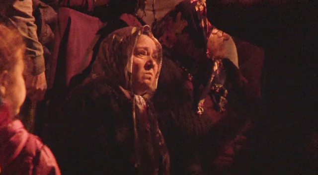 Gözyaşları içinde yanan evini izledi, komşuları teselli etti