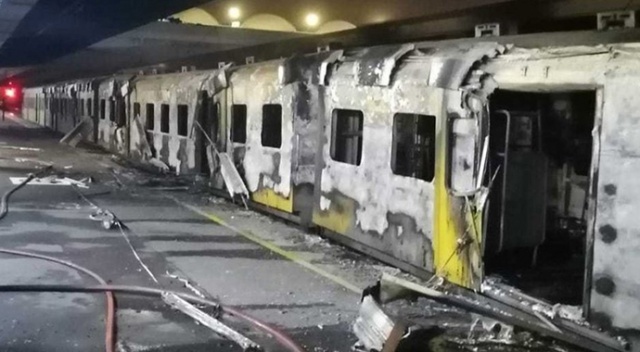 Güney Afrika’da tren vagonları alev alev yandı