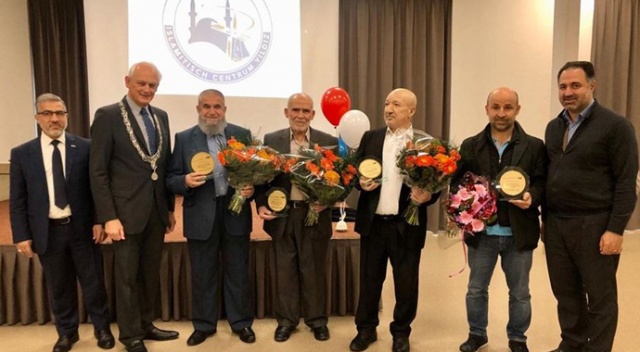 Hollanda&#039;da 4 Türk&#039;e kraliyet nişanı verildi