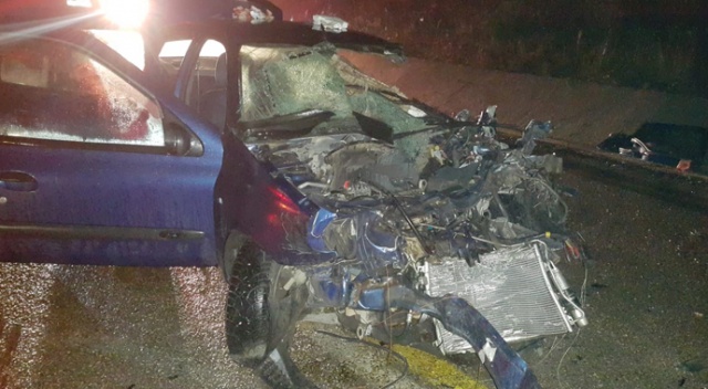 Hurdaya dönen araç içinde sıkışan çift 45 dakikada kurtarıldı Hurdaya dönen araç içinde sıkışan çift 45 dakikada kurtarıldı