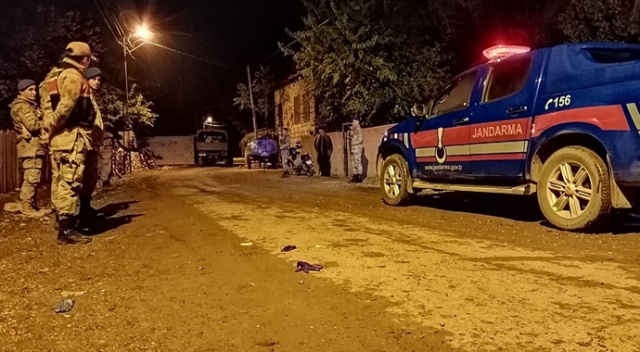 İki aile arasında silahlı, taşlı ve sopalı kavga: 12 yaralı İki aile arasında silahlı, taşlı ve sopalı kavga: 12 yaralı