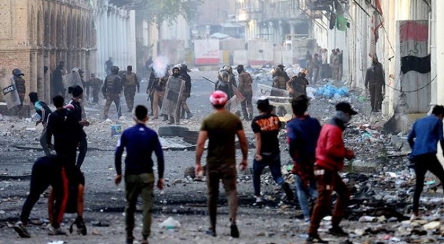 Irak Zikar'da göstericilerin öldürülmesi üzerine vali istifa etti Irak Zikar'da göstericilerin öldürülmesi üzerine vali istifa etti