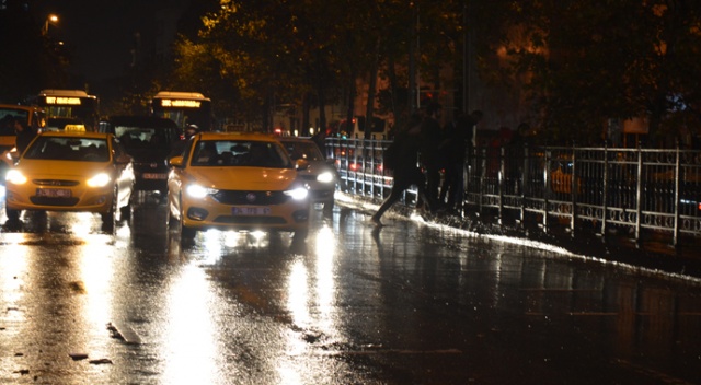 İstanbul'da beklenen yağmur başladı İstanbul'da beklenen yağmur başladı