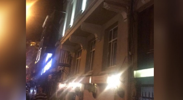 İstiklal Caddesi&#039;nde otel yangını paniğe sebep oldu