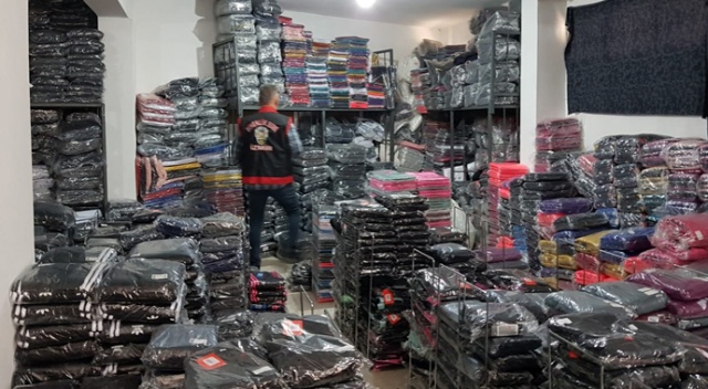 İzmir&#039;de piyasa değeri 4 milyon TL olan sahte giyim ürünü ele geçirildi