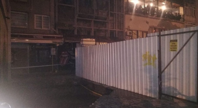 İzmir'de yol çöktü: 3 kişi çukura düştü
