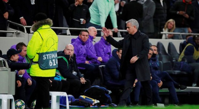 Jose Mourinho ve top toplayıcı çocuk arasında yaşanan ilginç an! Jose Mourinho ve top toplayıcı çocuk arasında yaşanan ilginç an!