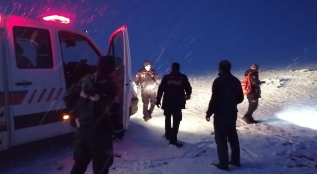 Kars'ta kar yağışı ve sis nedeniyle kaybolan 2 kişi bulundu Kars'ta kar yağışı ve sis nedeniyle kaybolan 2 kişi bulundu