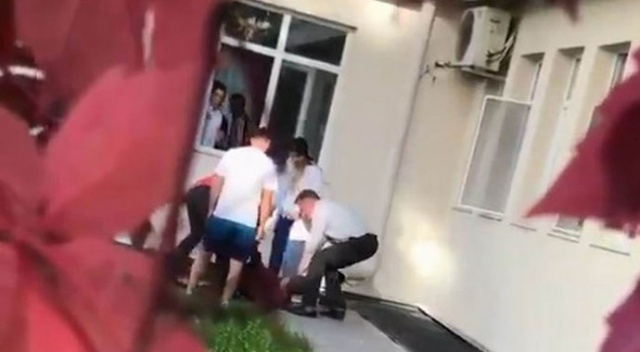 Kayseri’de iç acıtan görüntü: Zihinsel engelli öğrenciyi tekmeleyerek karga tulumba içeri aldılar Kayseri’de iç acıtan görüntü: Zihinsel engelli öğrenciyi tekmeleyerek karga tulumba içeri aldılar