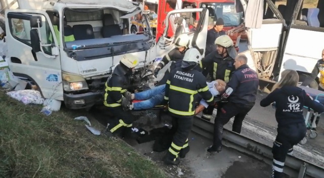 Kocaeli TEM’de turistleri taşıyan midibüse kamyonet çarptı: 2’si ağır 5 yaralı