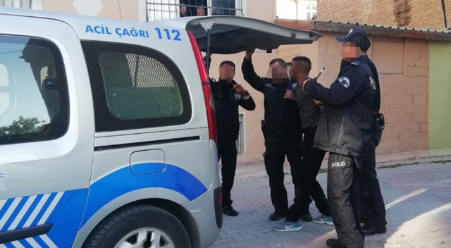 Korkunç! Annesinin kolunu kesip kendini eve kilitledi Korkunç! Annesinin kolunu kesip kendini eve kilitledi