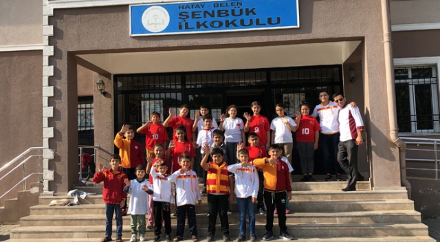 Köy okullarında okuyan öğrencilerin yüzü, Galatasaray&#039;dan gelen spor malzemeleri ile güldü