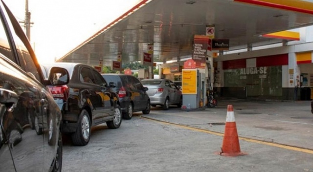 Lübnan'da yakıt istasyonları greve gidiyor Lübnan'da yakıt istasyonları greve gidiyor