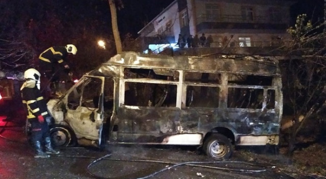 Minibüs alev topuna döndü! Öğrenciler son anda kurtuldu