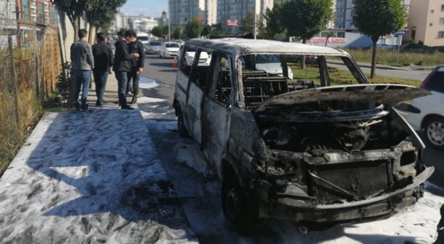 Minibüs yol üzerinde alev aldı Minibüs yol üzerinde alev aldı