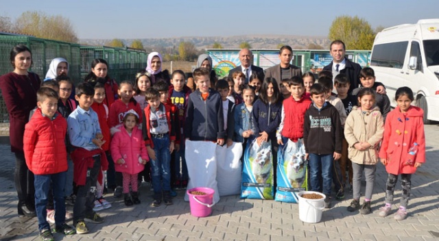 Miniklerin biriktirdikleri harçlıkları sokak hayvanlarına mama oldu