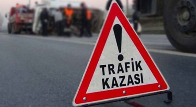 Motosiklet ile otomobil çarpıştı: 2 yaralı Motosiklet ile otomobil çarpıştı: 2 yaralı