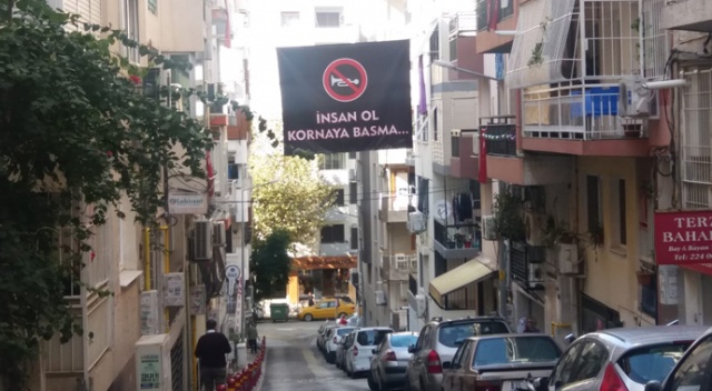 O pankartı gören sürücüler kornaya basmadı, gürültü bıçak gibi kesildi O pankartı gören sürücüler kornaya basmadı, gürültü bıçak gibi kesildi
