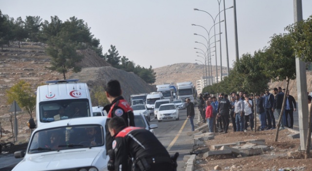 Öğrenciler lastik yakıp yol kapattı