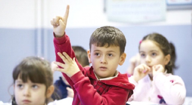 Öğretmen başına düşen öğrenci sayısı azalıyor Öğretmen başına düşen öğrenci sayısı azalıyor