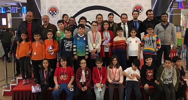 Öğretmenler Günü‘ne özel satranç turnuvası Öğretmenler Günü‘ne özel satranç turnuvası