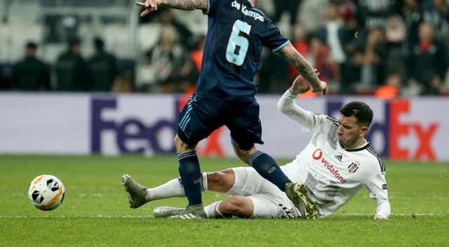 Oğuzhan Özyakup&#039;a tribünlerden tepki