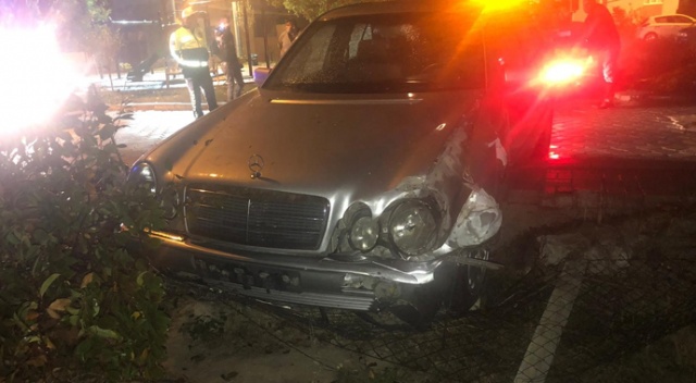 Otomobil istinat duvarını yıkıp bahçeye girdi