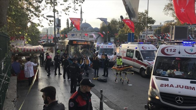 Beşiktaş’ta otobüs durağa daldı! Kendini durdurmak isteyenlere saldıran şoför denize atladı Beşiktaş’ta otobüs durağa daldı! Kendini durdurmak isteyenlere saldıran şoför denize atladı