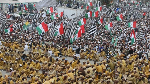 Pakistan'da muhalefet hükümete istifa için verdiği süreyi uzattı