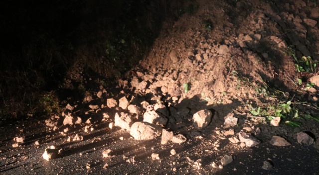 Rize'de heyelan nedeniyle yol trafiğe kapandı Rize'de heyelan nedeniyle yol trafiğe kapandı