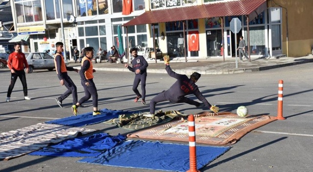 Sahası olmayan futbolcular, asfalta kilim serip antrenman yapıyor Sahası olmayan futbolcular, asfalta kilim serip antrenman yapıyor