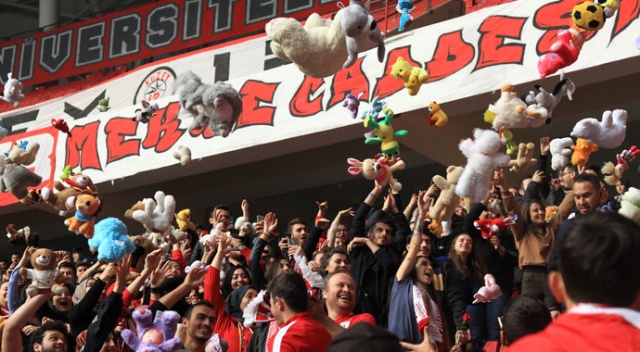 Samsunspor maçında kimsesiz çocuklara oyuncak sürprizi