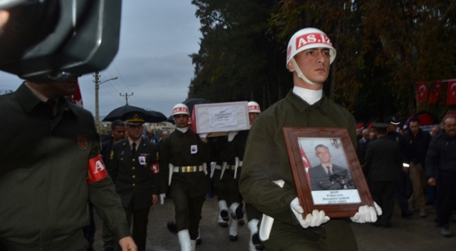 Şehit Piyade Uzman Onbaşı Bünyamin Çabuk, son yolculuğuna uğurlandı Şehit Piyade Uzman Onbaşı Bünyamin Çabuk, son yolculuğuna uğurlandı