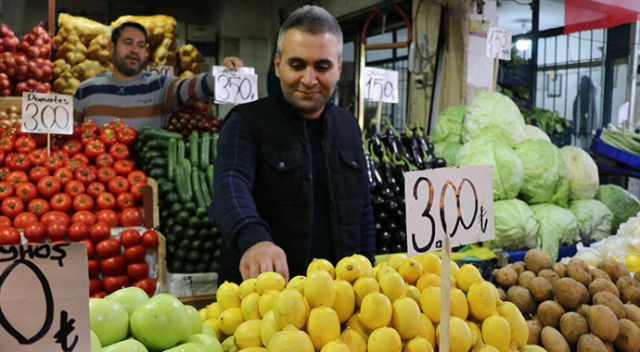 Serçenin hayatını kalp masajı yaparak kurtardı