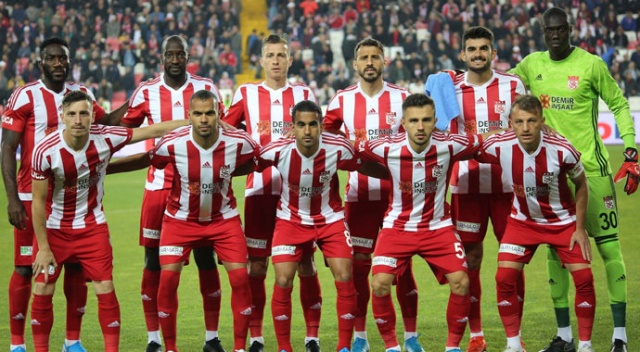 Süper Lig'de zirve 3 kez el değiştirdi Süper Lig'de zirve 3 kez el değiştirdi