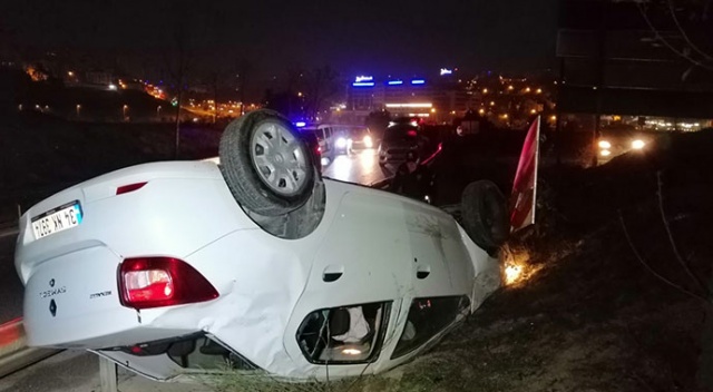 Takla atan otomobilden çıkanların ilk derdi uyuşturucu maddeyi saklamak oldu Takla atan otomobilden çıkanların ilk derdi uyuşturucu maddeyi saklamak oldu