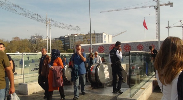 Taksim Metro İstasyonu merdivenlerinde yangın paniği Taksim Metro İstasyonu merdivenlerinde yangın paniği