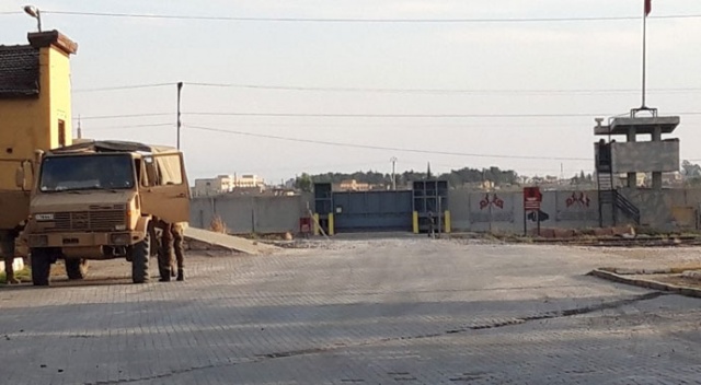 Tel Abyad'ın Türkiye sınırındaki patlayıcılar imha ediliyor Tel Abyad'ın Türkiye sınırındaki patlayıcılar imha ediliyor