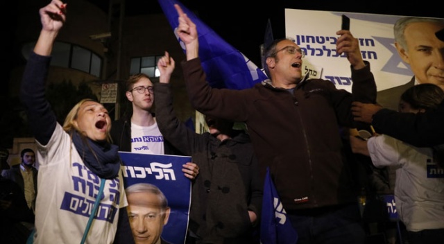 Tel Aviv'de yüzlerce protestocu Netanyahu'nun istifasını istedi Tel Aviv'de yüzlerce protestocu Netanyahu'nun istifasını istedi