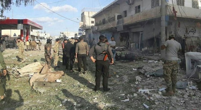 Teröristler Tel Abyad'ta pazar yerine bombalı araçla saldırdı: 13 ölü Teröristler Tel Abyad'ta pazar yerine bombalı araçla saldırdı: 13 ölü