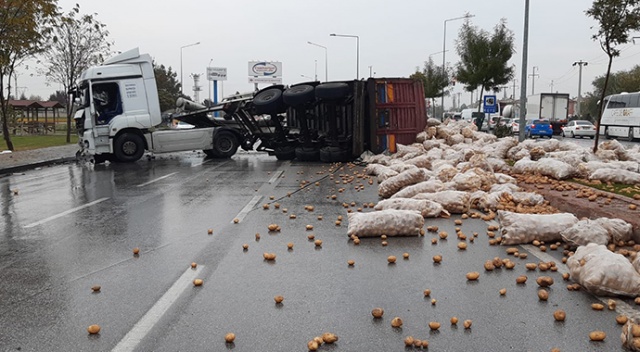 Tır devrildi, patatesler etrafa saçıldı Tır devrildi, patatesler etrafa saçıldı