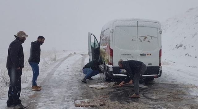 Tunceli'ye mevsimin ilk karı: Yollar kapandı, araçlar yolda kaldı Tunceli'ye mevsimin ilk karı: Yollar kapandı, araçlar yolda kaldı
