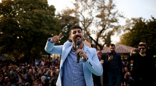 Ünlü şarkıcıyla açılış yaptı, 3 bin et dürüm 1 saatte tükendi Ünlü şarkıcıyla açılış yaptı, 3 bin et dürüm 1 saatte tükendi