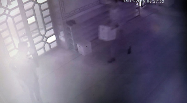 Yardım kutusundan parayı çaldılar, ‘hayırlı cumalar’ deyip ayrıldılar