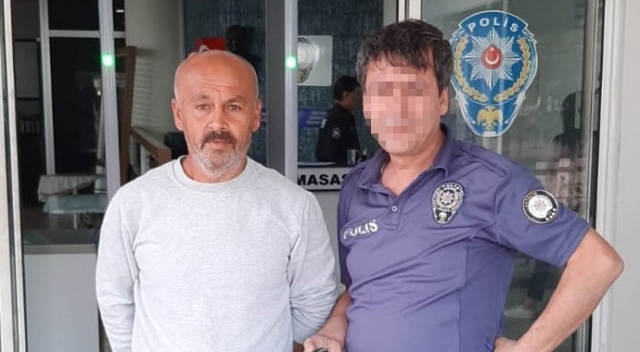 Yolda bulduğu para dolu cüzdanı... Yolda bulduğu para dolu cüzdanı...