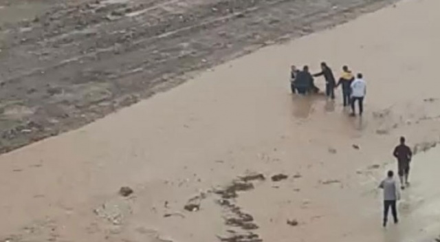 Adana'da sel sularına kapılan çocuğu vatandaşlar kurtardı Adana'da sel sularına kapılan çocuğu vatandaşlar kurtardı