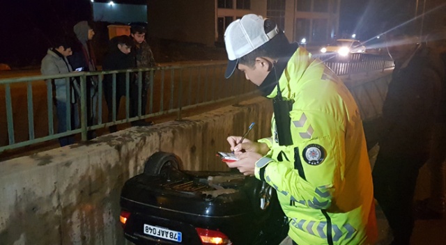 Alkollü sürücünün kullandığı otomobil su kanalına devrildi Alkollü sürücünün kullandığı otomobil su kanalına devrildi