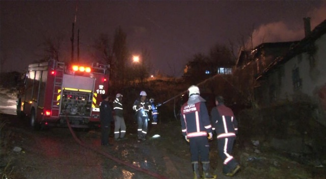 Ankara'da 3 gecekondu kundaklandı Ankara'da 3 gecekondu kundaklandı