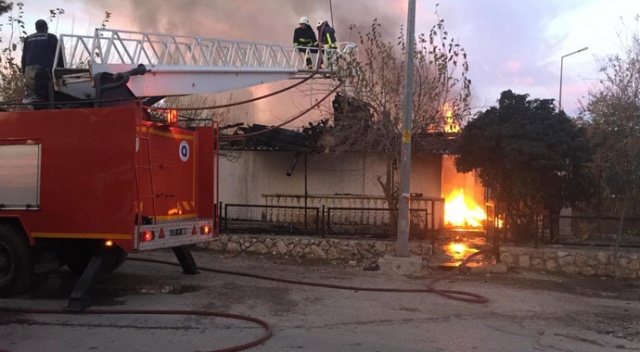 Antalya'da çıkan yangında 2 ev kullanılamaz hale geldi
