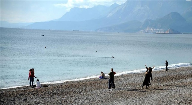Antalya'da tatilciler güneşli havanın keyfini denizde çıkardı Antalya'da tatilciler güneşli havanın keyfini denizde çıkardı